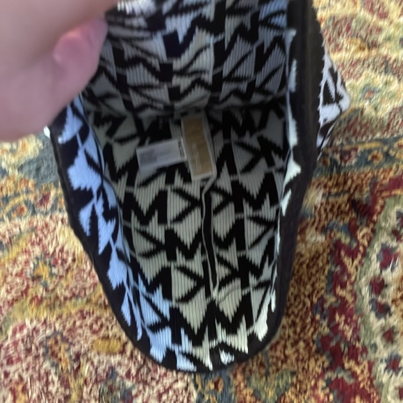 Michael Kors Women`s Bordered MK Logo Cuff Beanie HAT Black & white NWOT - Picture 2 of 3